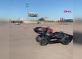 ÖĞRENCİLERDEN 100 KİLOMETREYE 3 SANİYEDE ULAŞAN ELEKTRİKLİ FORMULA ARACI