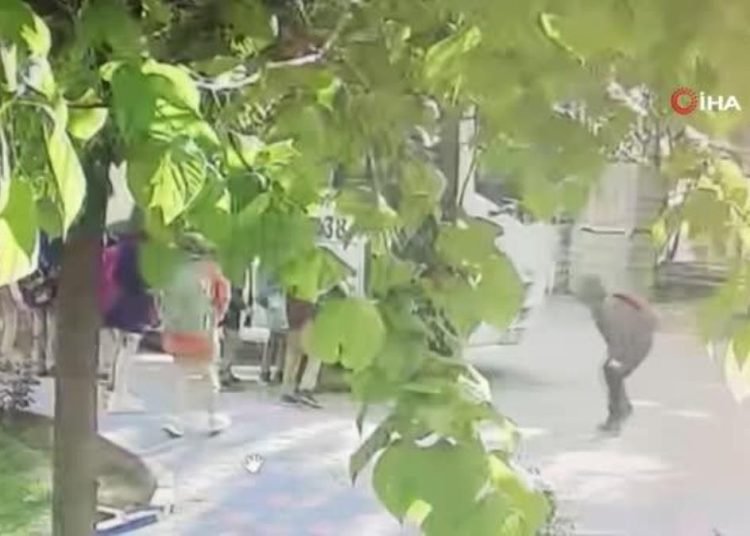 Okula gitmek için bekleyen 3 öğrenci servis aracının altında kaldı… O anlar kamerada