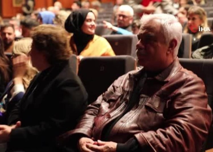 ‘Yaşamak mı, yoksa ölmek mi?’ oyununa usta sanatçılardan tam not