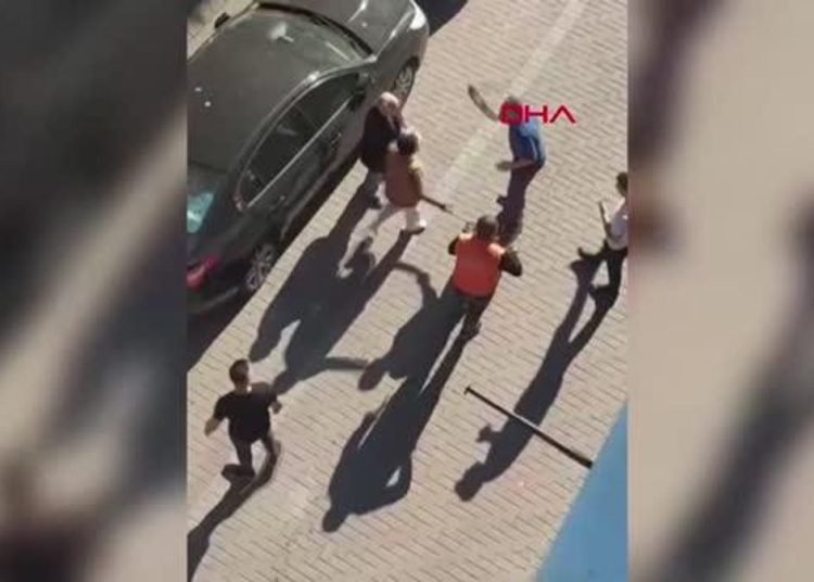 Zeytinburnu’nda bıçaklı satırlı kavga