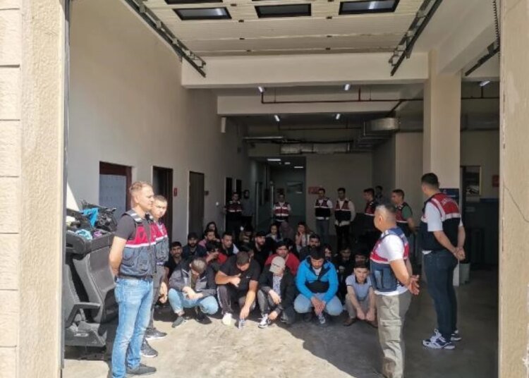 32 kaçak göçmen sınır dışı edildi