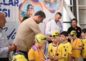 KARTEPE’DE 245 MİNİK YÜZÜCÜ MÜCADELE ETTİ