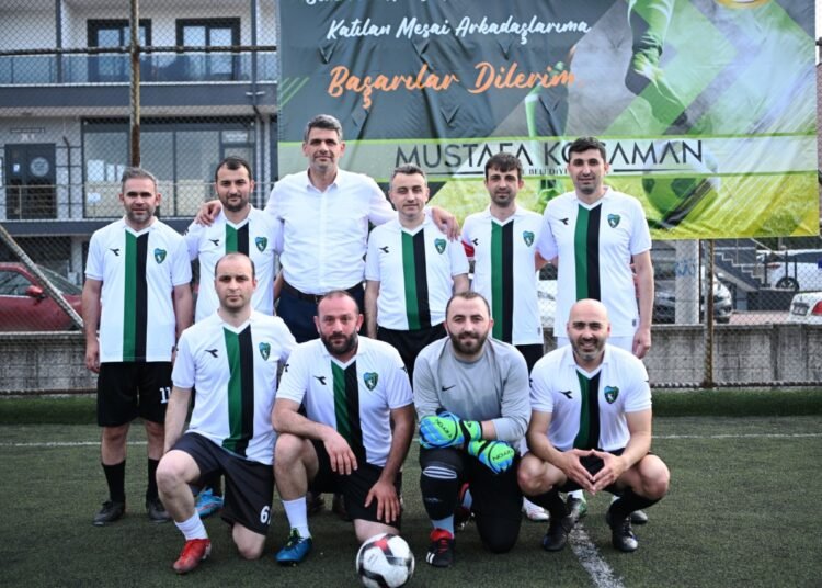 BAŞLAMA VURUŞUNU KOCAMAN YAPTI: KARTEPE’DE BİRİMLER ARASI FUTBOL TURNUVASI BAŞLADI