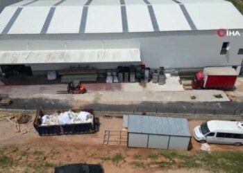 Alev alev yanan fabrika adeta küllerinden yeniden doğdu