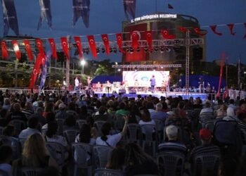 Aydın Büyükşehir Belediyesi kursiyerlerinden oluşan ritim grubu Aydınlılara doyumsuz bir gece yaşattı