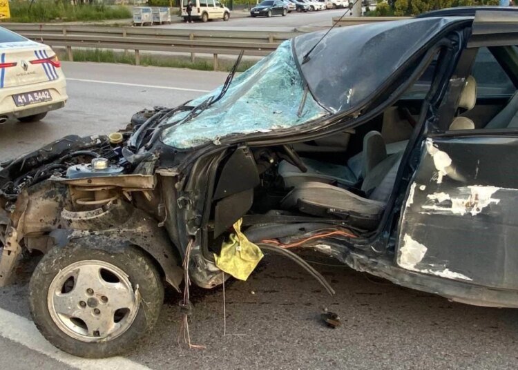 Başiskele’de Otomobil Bariyerlere Çarptı: 1 Yaralı