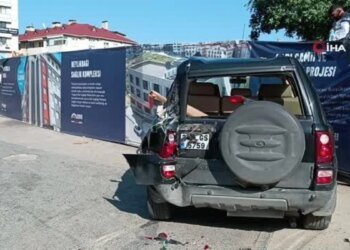 Belediye Otobüsü Kaza Yaptı, Şoför Yaralandı