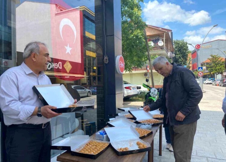 Esnaf, Cumhurbaşkanı Erdoğan’ın Seçim Zaferini 25 Kilo Baklava İle Kutladı