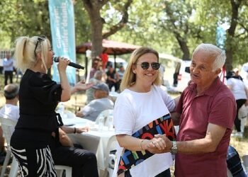 Güle oynaya yaza Merhaba