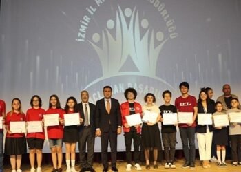 İzmir İl Milli Eğitim Müdürlüğünün “Geleneksel Taçlanan Başarılar Gala Töreni” İzmir İktisat Kongresi Binasında Gerçekleştirildi