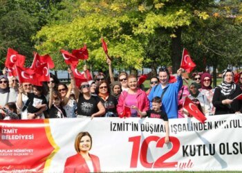 İzmit Belediyesi, kadınlarla yürüyüş etkinliği düzenledi