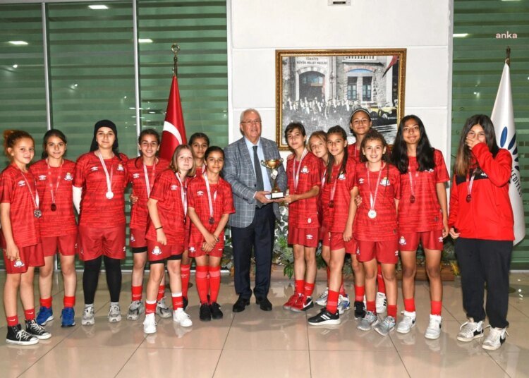 Karabağlar Ülkü Ortaokulu kız futbol takımı başarılarıyla Karabağlar Belediye Başkanı’nı ziyaret etti