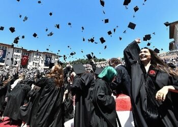 Koç Üniversitesi 29’uncu Dönem Mezunlarını Verdi