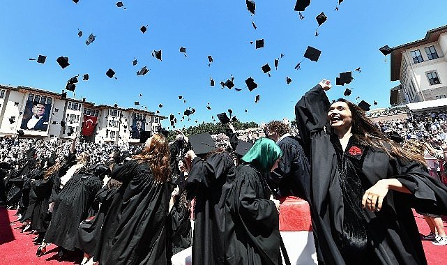 Koç Üniversitesi 29’uncu Dönem Mezunlarını Verdi