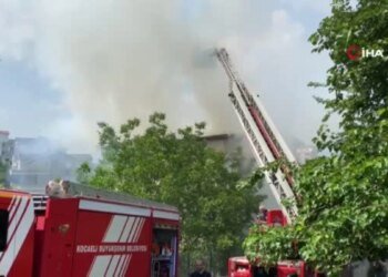 Kocaeli’de Binanın Çatısında Yangın Çıktı