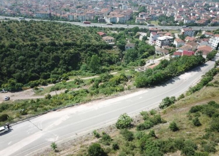 Kocaeli’de TIR kazası: Silindir ve asfaltlama makinesi evlere yakın bir noktaya yuvarlandı