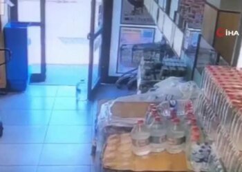 Otomobili markete daldı… O anlar kameraya böyle yansıdı