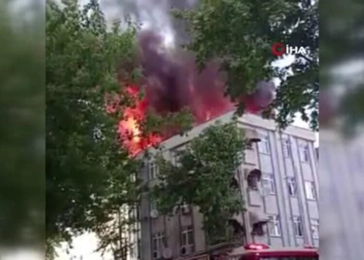 Tadilat yapılan çatı alevlere teslim oldu