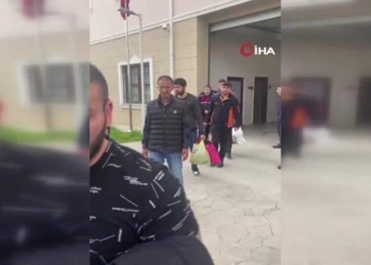 Yakalanan 20 düzensiz göçmen sınır dışı edildi