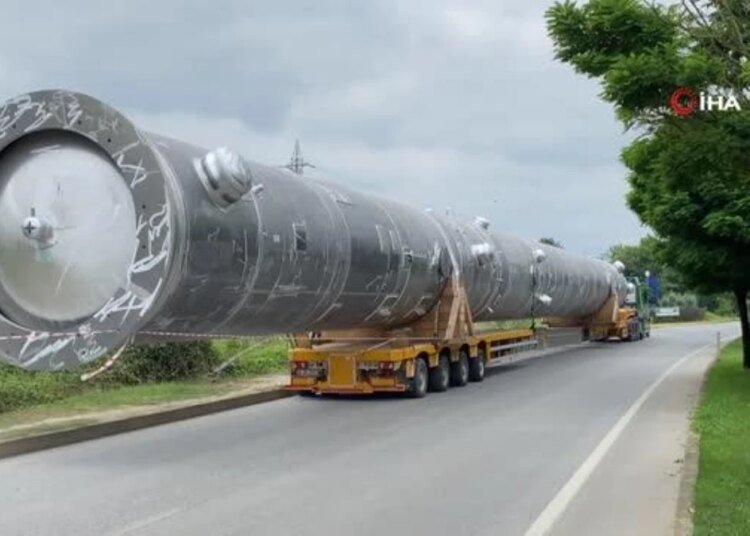 55 Metre Uzunluğunda Yükle Kavşaktan Geçemedi, Yolda Kaldı