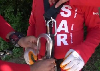 Ailesini enkazdan kurtaran ekipten başka canlara umut olabilmek için arama kurtarma eğitimi aldı