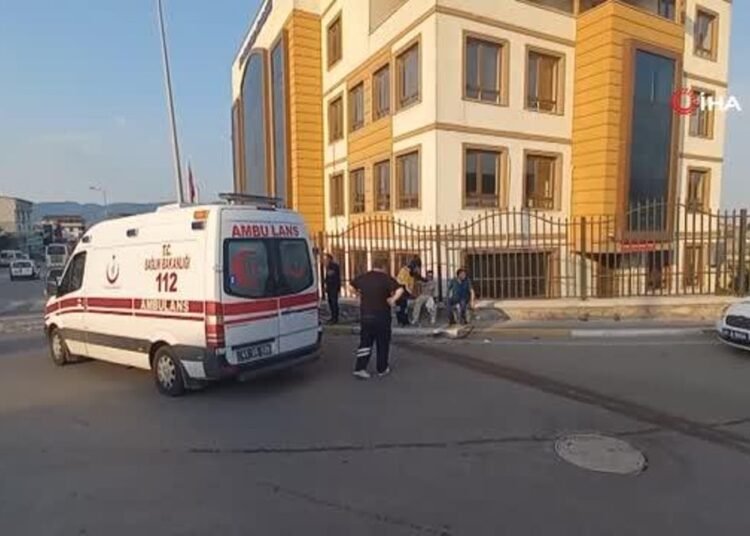 Alkollü sürücü hafif ticari araca çarptı, 2 yaralı