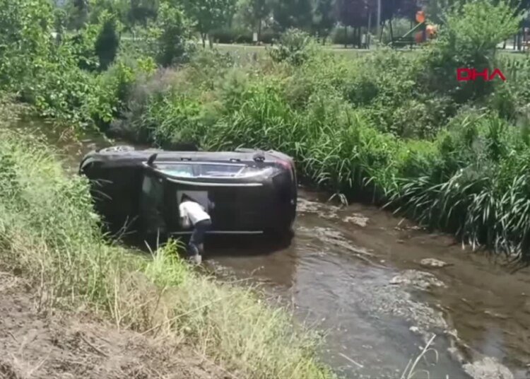 Avusturya plakalı cip dereye devrildi, 4 kişi yaralandı