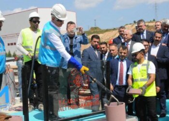 Bakan Uraloğlu, Gebze OSB-Darıca Sahil Metro Hattı’nda ilk ray kaynağını yaptı