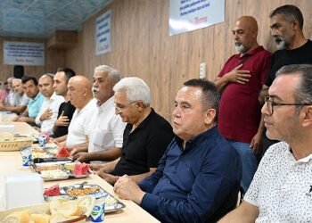 Başkan Böcek, yas-ı matem orucu  tutan vatandaşlarla bir araya geldi