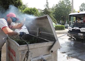 Bayraklı’nın sokaklarında yaz temizliği
