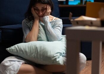 İş ve ev hayatı dengesini sağlamaya çalışan ebeveynlerin ruh sağlığını korumaları için 6 öneri