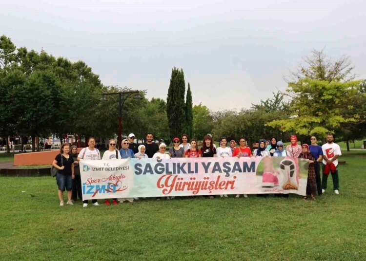 İzmit’te Kadınlar Uzman Spor Eğitmenleri Eşliğinde Yürüyüş Yaptı
