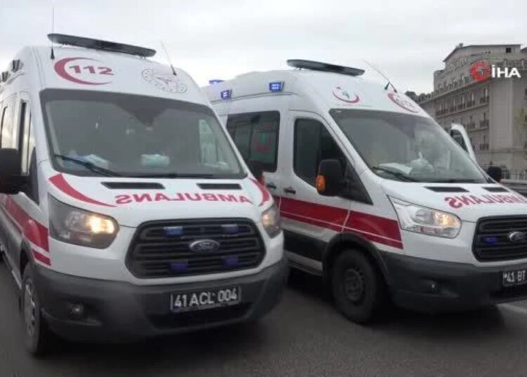Kayganlaşan yolda kontrolden çıkan araç orta refüje çarptı: 2 yaralı