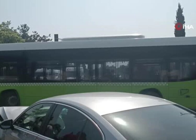 Kırmızı ışıkta geçen otomobil, halk otobüsüne çarptı: 1 hafif yaralı