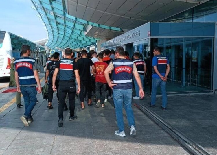 Kocaeli ve Çevresinde Yakalanan 221 Kaçak Göçmen Sınır Dışı Edildi