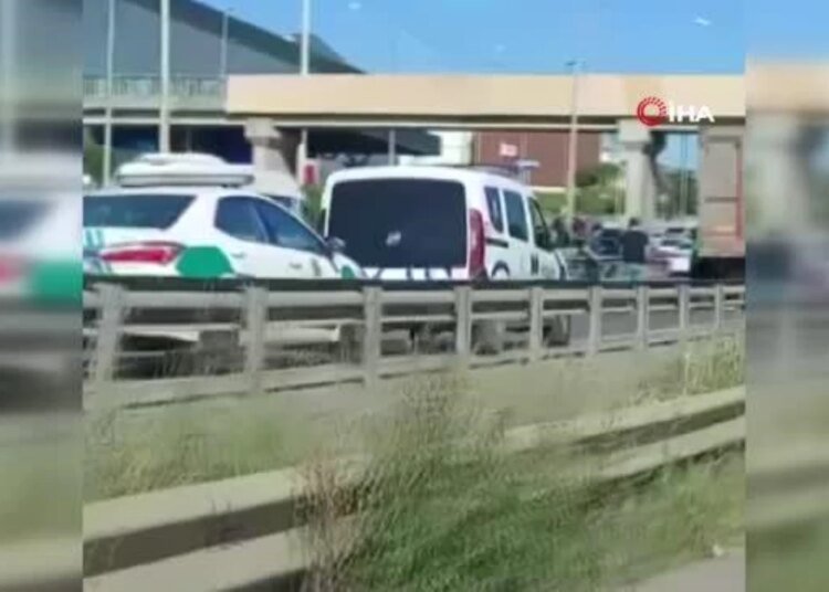 Lastiği patladığı için emniyet şeridine park eden kamyona otomobil çarptı