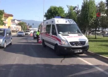 Lüks otomobil ile hafif ticari araç çarpıştı: 3 yaralı