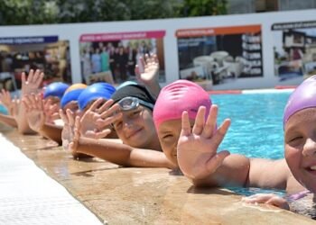 Lüleburgaz’da çocuklara yüzme eğitimi