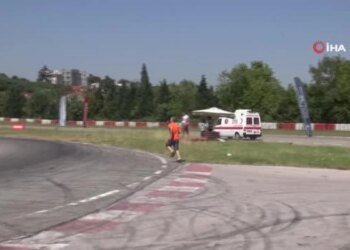 Minik yarışçılar kaza yaptı, annesi gözyaşlarına boğuldu