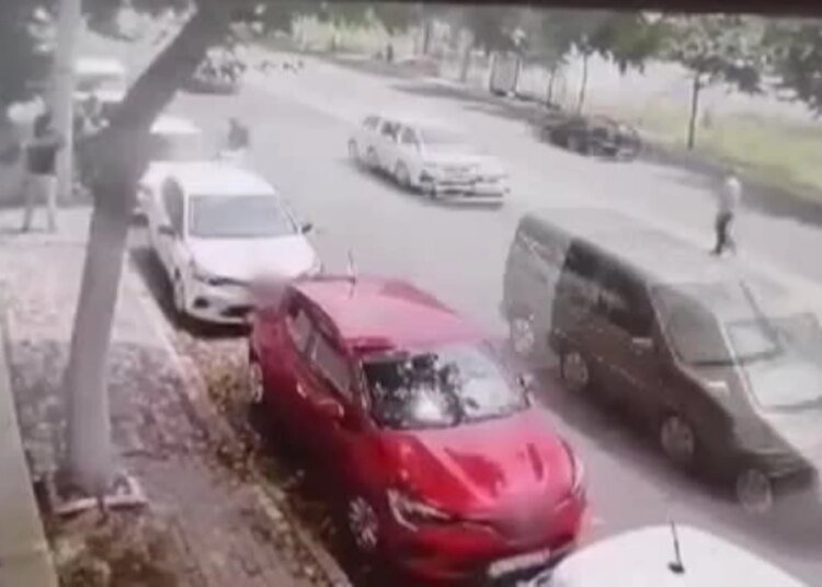 Otomobilin yayaya çarptığı feci kaza kamerada
