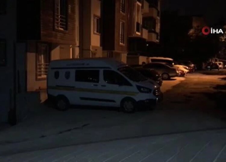 Sokakta terör estirdiler: Otomobilin camlarını kırdılar, 2 kişiyi bıçakla yaraladılar