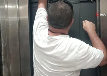 Temizlik yapan 3 genç asansörde mahsur kaldı