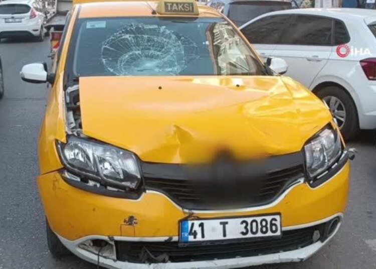 Ticari taksi ile çarpışan motosikletli kurye metrelerce savruldu: O anlar kameraya yansıdı