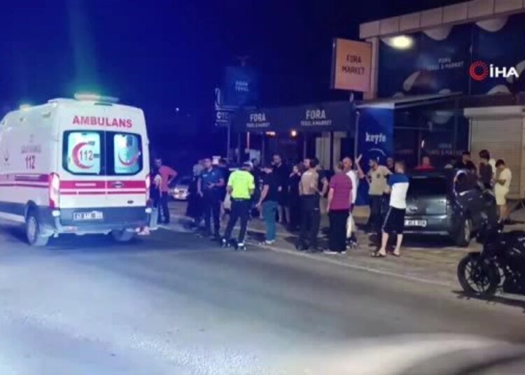 Yolun karşısına geçmek isteyen kadına otomobil çarptı