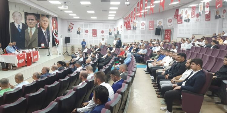 MHP Kartepe İlçe Başkanlığı Kongresi’nde; Üç liderin Fotoğrafı Altında “Ne Mutlu Türküm Diyene”