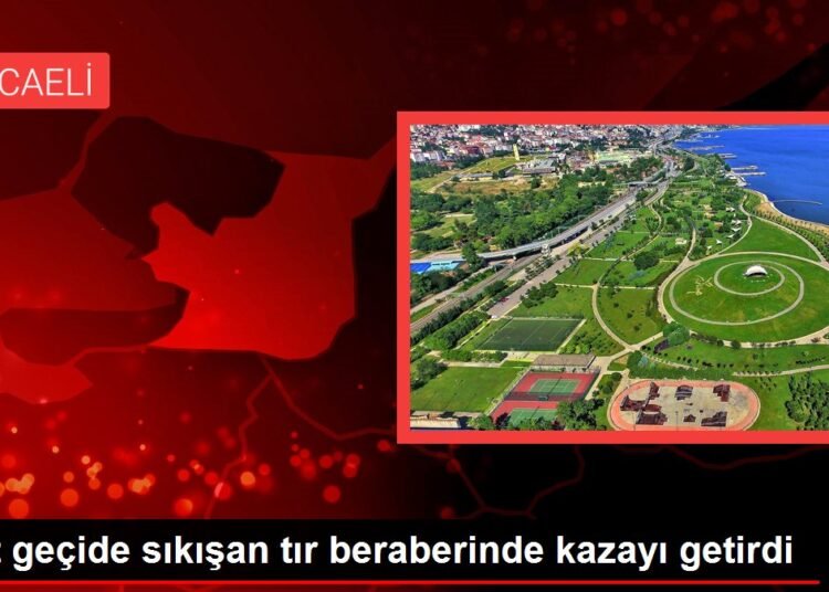 Alt geçide sıkışan tır beraberinde kazayı getirdi