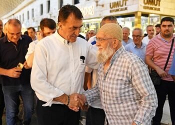 Başkan Dündar, çarşı esnafıyla gönül gönüle