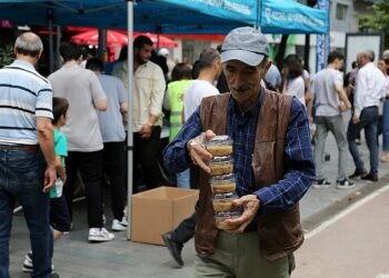 Büyükşehir’den Cumhuriyet Bulvarında aşure ikramı