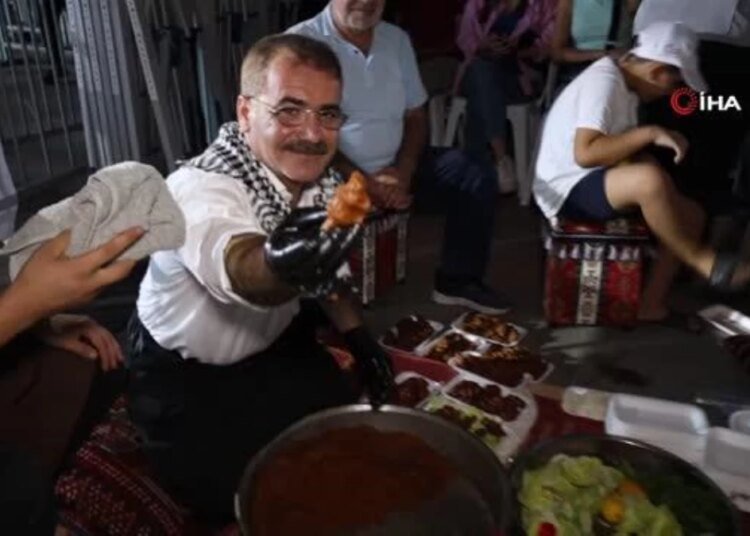 Hüsnü Şenlendirici Kocaeli’de Sahne Aldı