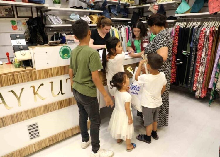 İzmit Belediyesi Toplu Sünnet Şöleni İçin Kıyafet Dağıtımına Başladı